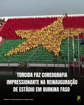 Impedido de receber competições oficiais desde 2021 por causa de problemas na infraestrutura, o Estádio do 4 Agosto (Stade du 4-Août), em Burkina Faso, foi reinaugurado neste ano com direito a uma coreografia especial nas arquibancadas e a presença de figuras ilustres. Estavam presentes Samuel Eto’o, Adebayor, Seydou Keita, Charles Kaboré, Alain Traoré e El Hadj Diouf. Segundo o Brasil de Fato, também rolaram apresentações artísticas e saltos de paraquedistas no evento de reabertura. A torcida reproduziu a bandeira do país cantando a música “Zangalewa”, do grupo camaronês Golden Sounds, lançada em 1986. Você provavelmente deve ter associado com a famosa Waka Waka, música tema da Copa do Mundo de 2010, disputada na África do Sul. Elas não são parecidas à toa: o refrão da música cantada pela colombiana Skakira foi justamente um tributo à Zangalewa. No início de setembro, a seleção burquinense já voltou a mandar suas partidas no 4 de Agosto. O primeiro jogo foi contra o Egito, válido pelas eliminatórias da Copa do Mundo de 2026.