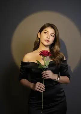 cr.@ของขวัญ: เค้าใช้คำสั่งเดียวกันหมดเลยค่าทั้ง4รูป  #geminis #ai  Prompt :A cinematic,ultra realistic portrait of a young woman in ann off-shoulder black outfit holding a single red rose .she gazes slightly upward with a dreamy thoughtful expression soft circular spotlight on the wall behind her creates dramatic and a stylish editorial mood. ultra HD sharp details cinematic fashionpl photography aesthetic Aspect ratio: 9:16 ( vertical)