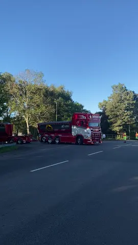 ~JE TRUCKING ~ 👤:@Filip Ridell 📍: Skåne truck show #scaniapower🔥 #hollandstyle🇳🇱😍👌 #oldschool #görmigkänd #närbåtengickpågrund💃💃🚨 