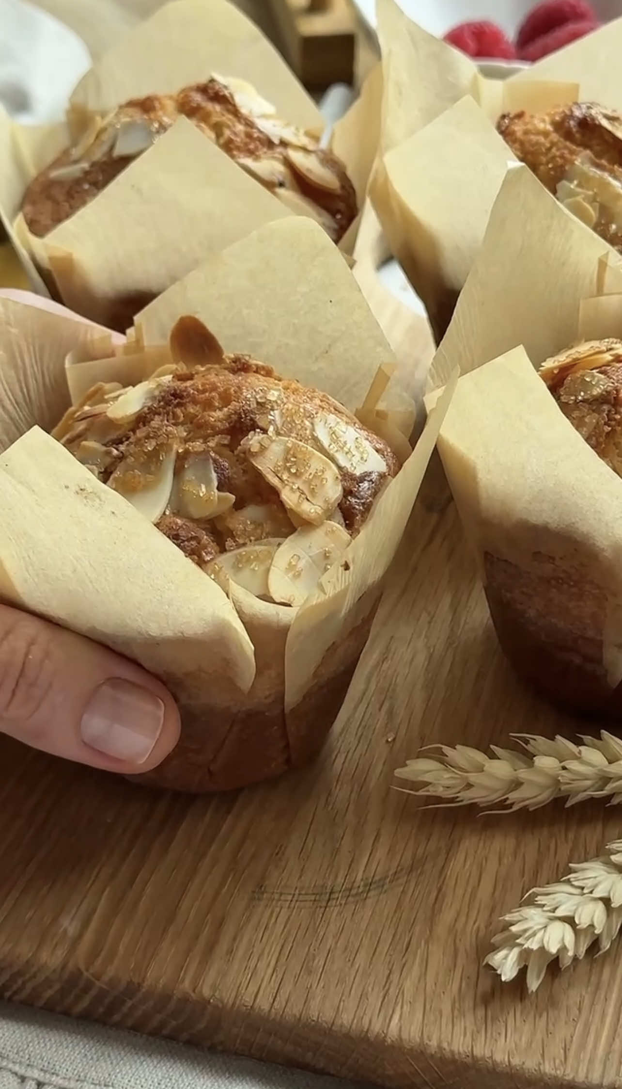 Кексы с малиной 🩷 Мягкие, воздушные, ароматные и очень вкусные кексы за 30 мину🫶🏻 Ингредиенты на 6 штук: Яйца – 2 шт (С0)  Сахар – 110 г (если любите послаще можно 130 г) Молоко – 120 мл Масло сливочное – 50 г Мука – 200 г Разрыхлитель – 10 г Ванилин Малина – 100 г *Все продукты должны быть комнатной температуры. 1. В миске при помощи  венчика смешиваем яйца, сахар, молоко и растопленное остывшее сливочное масло.  2. Далее добавляем сухие ингредиенты (заранее смешиваем муку, разрыхлитель, соль и ванилин) и перемешиваем до однородности. Тесто должно быть немного жидковатым.  3. При помощи кондитерского мешка или ложкой выкладываем немного теста в формочки, добавляем ягоды и еще немного теста. Формочки должны  быть заполнены на 3/4 вашей формы. 4. Очень рекомендую сверху украсить миндальными лепестками и сахаром для сладкой хрустинки) 5. Отправляем наши кексы в разогретую до 180 °C духовку с конвекцией на 10 минут, затем снижаем  температуру до 170 °C и выпекаем еще 20 минут. 6. Потрясающие кексики готовы, остаеётся дождаться когда они немного остынут и скорее пробуем!🤤 Приятного аппетита ♥️ #Recipe #cupcakes #dessert #sweets #food 