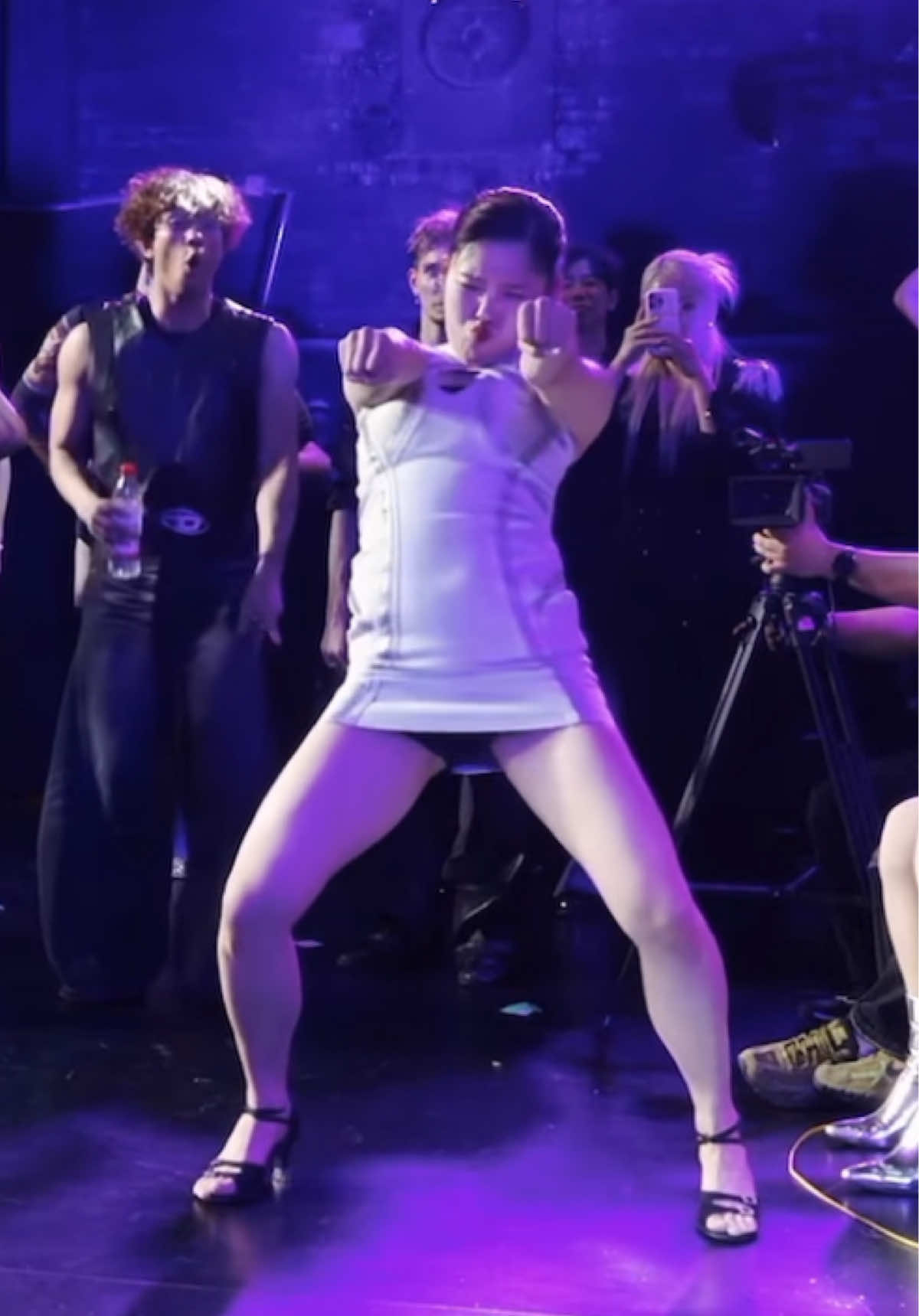 Queentaa sure lives in funky town 🤣🚍 #QUEENTAA #waacking #dance #streetdance #dancebattle 