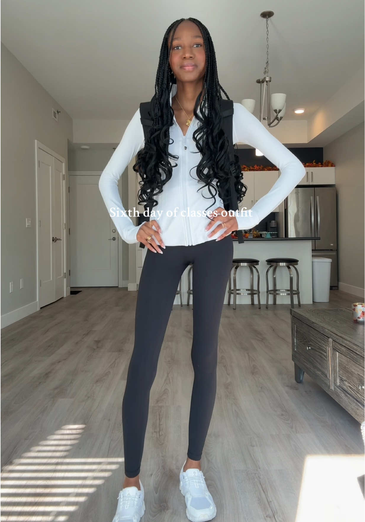 It’s a casual outfit kind of day🤍 @On @lululemon @EVRY JEWELS #university #outfitideas #collegeoutfits #casualoutfits 