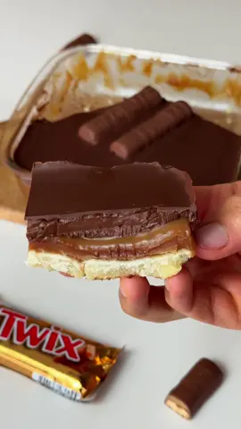 Twix de travessa:  Base:  260g de farinha de trigo  30g de açúcar  Uma pitada de sal  130g de manteiga sem sal gelada  1 ovo  4 colheres de sopa de água gelada  Caramelo:  250g de açúcar  Meia caixinha de leite condensado  300g de nata ou uma lata de creme de leite  Pitada de sal  Modo de preparo no vídeo.  Ganache:  150 gramas de chocolate meio amargo  150 gramas de creme de leite  Derreta os dois no microondas e misture bem.  Finalização:  100 gramas de chocolate meio amargo  1 colher de chá de óleo de coco  Derreta os dois e finalize a sobremesa, leve pra geladeira até firmar e decore com um TWIX, aproveite!  Fica muito bom!  #twix #receita #doce #confeitaria #chocolate 