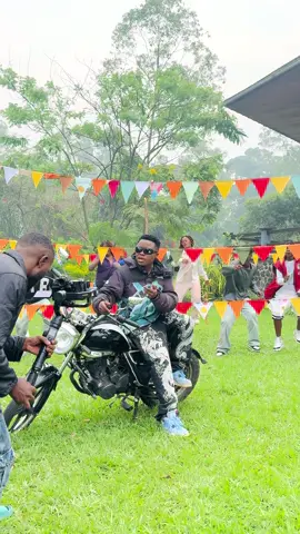 Clip vidéo est Déjà disponible #atamuseme @Jayjay 