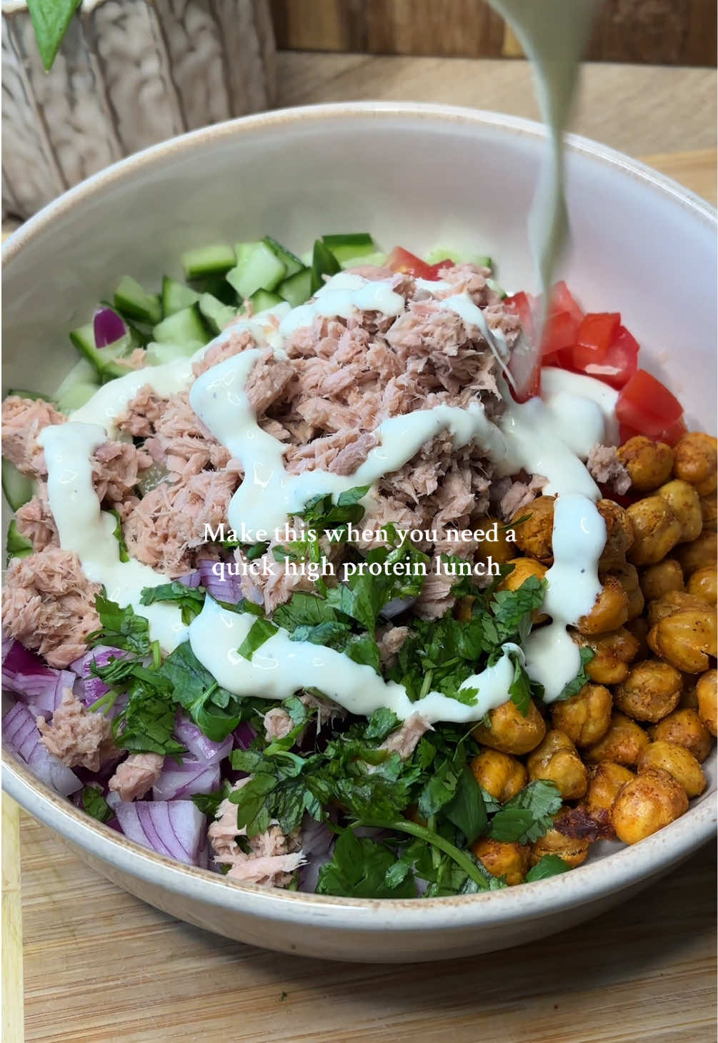 ✨ High-protein lunch idea ✨ This tuna & chickpea salad is my go-to when I need something quick, filling & packed with over 30g protein 💪🏽 Here’s what I used 👇🏽: 1/4 cucumber 1/2 red onion 1 tomato Chopped coriander 1 tin tuna 100g chickpeas (air-fried 15–20 mins with olive oil, paprika & salt until crispy) For the sauce: 1 tbsp soft cheese, garlic powder, salt, pepper & a splash of milk Super simple, high in protein & so tasty 😮‍💨 let me know in the comments if you give this a try!🙌🏽  #EasyRecipe #highprotein #highproteinmeals #lunchideas #lunch