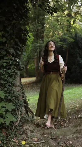 Happy Hobbit Day 🤎🧝🏼‍♀️🌿 I'm wearing the Bennet Blouse and Evelyn Skirt from @Son de Flor ✨  #lotr #lordoftherings #hobbit #bilbo #frodo 