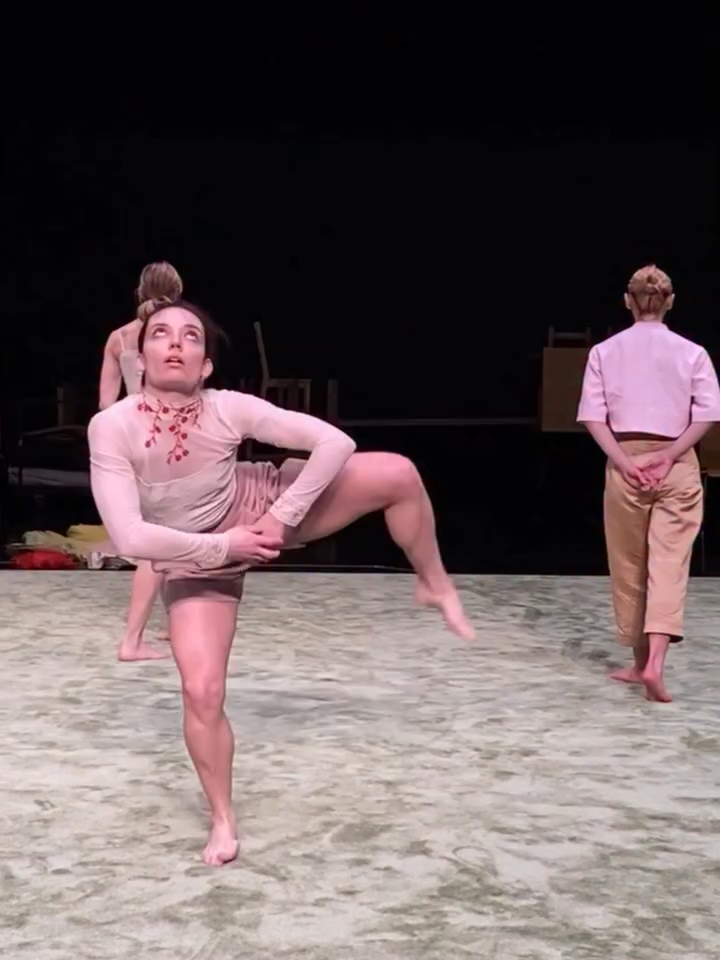 Amazing movemernts 🌟 Baby dont´t hurt me ✨ @imrevanopstal #performance #tiktok #stage #theatre #dance #choreography #dancers #mucical #contempopraryart #contemporarydance