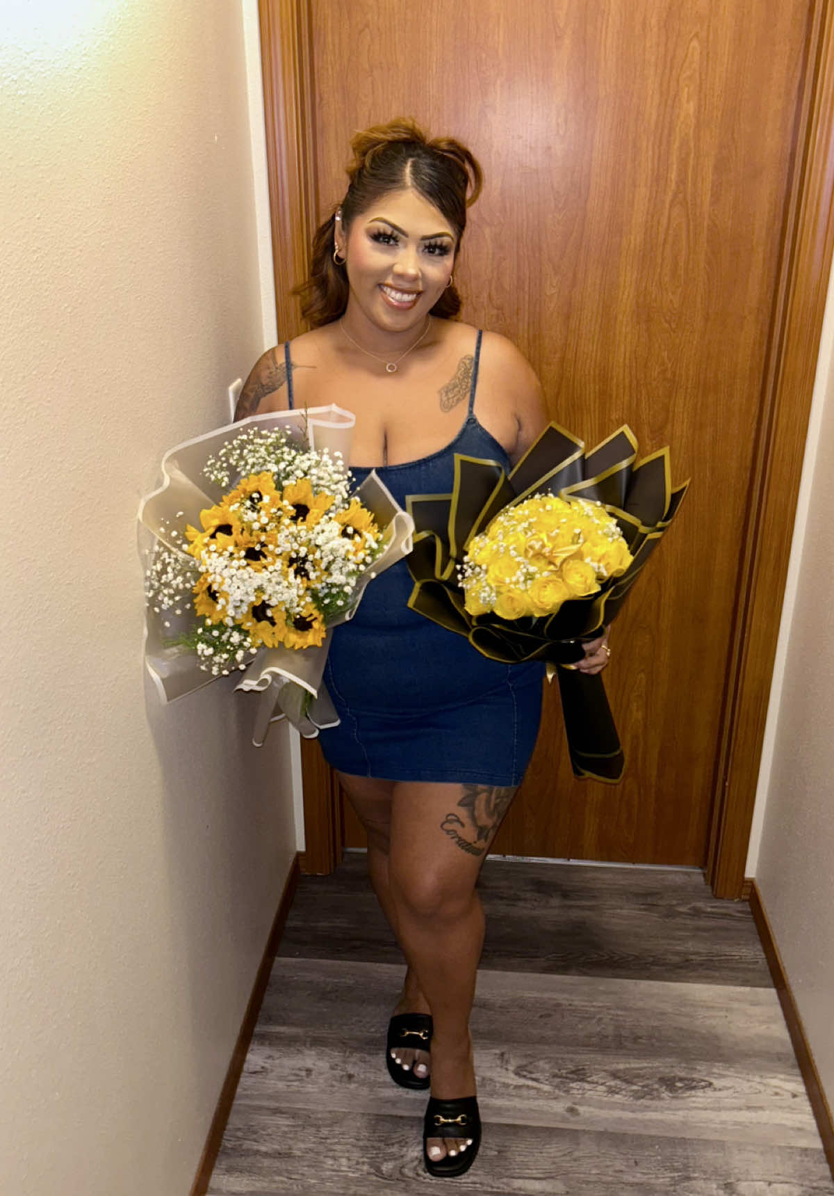 LO AMO 🥹🌻🌼💛  Nuestro primer Año y me siento muy Amada a tu lado Amor 😘#yolly #yollysales #21deseptiembre #amo #floresamarillas 