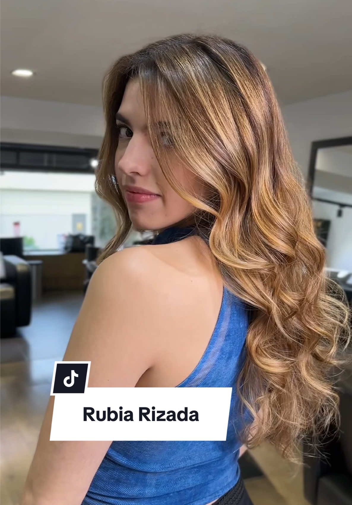Rubio en cabello rizado conserva los rizos naturales y se rubia #balayage #cabellorizado #foryou 