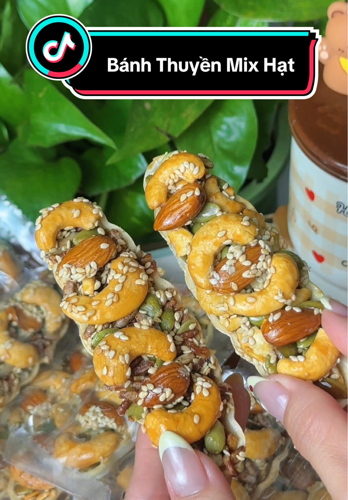 Bánh Hạt hình chiếc thuyền chở Hạt nhìn lạ lạ mà ngon, dinh dưỡng. Hạt ngon ngon ko hà #nuhayan🌼 #banhthuyenmixhat #banhthuyenchohat #reviewfood #viral 