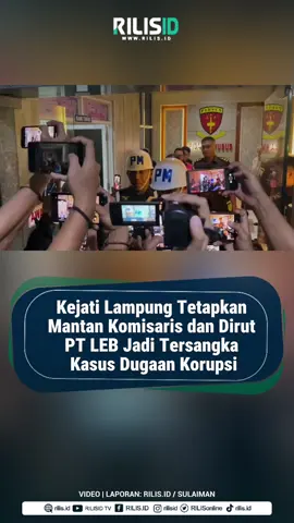Kejati Lampung Tetapkan Mantan Komisaris dan Dirut PT LEB Jadi Tersangka Kasus Dugaan Korupsi Kejati Lampung menetapkan Mantan Komisaris PT LEB Heri Wardoyo dan Direktur PT LEB Hermawan Eriadi, serta Direktur Oprasional PT LEB Budi Kurniawan ditetapkan sebagai tersangka kasus dugaan tindak pidana korupsi, Senin (22/9/2025) Malam. Heri Wardoyo CS ditetapkan sebagai tersangka dalam kasus dugaan tindak pidana korupsi terhadap pengelolaan dana participating interest 10% (PI 10%) pada wilayah kerja offshore south east sumatera (wk oses) senilai US$ 17.286.000. Di lokasi ketiga, tersangka tersebut terlihat keluar dari gedung Pidana Khusus (Pidsus) Kejati Lampung dengan menggunakan rompi pink pada pukul 21.50 WIB. Berdasarkan pantauan di lokasi, Heri bersama Hermawan dan Budi Kurniawan digiring ke mobil tahan dengan di kawal dua anggota polisi militer. Ditanya soal ini, Heri CS enggan berbicara, hanya tertunduk dan berjalan menghindari awak media. (*) Lengkapnya baca https://lampung.rilis.id/Hukum/Berita/tiga-orang-jadi-tersangka-kasus-pt-leb-ada-qvMV atau klik link di bio profil #rilisid #rilisidlampung #rilislampung 