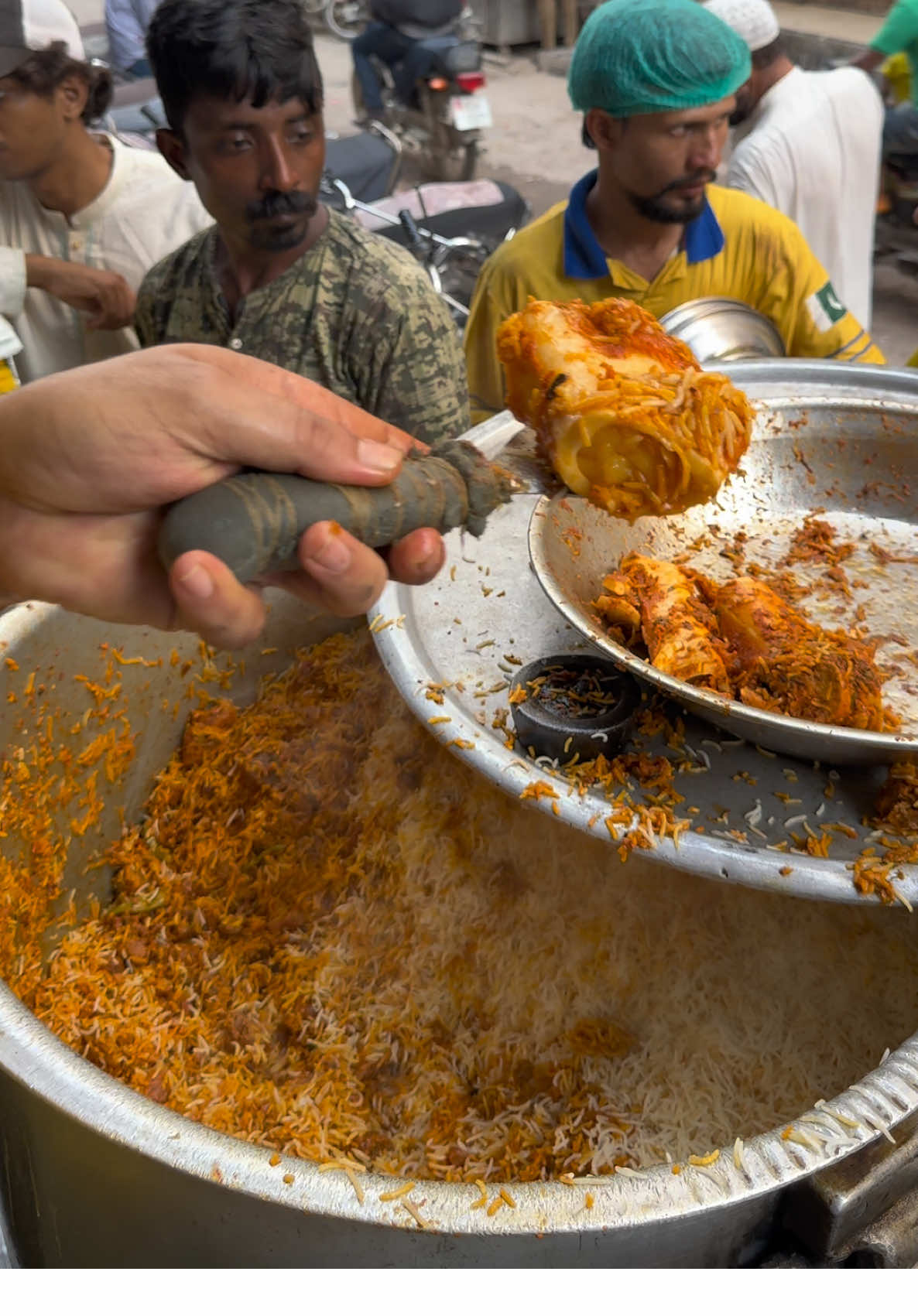 Most Iconic Ghousia Nalli Biryani | Nalli,Maghaz | Karachi No.1 Beef Nalli Biryani #streetfood #NalliBiryani #tiktok #viralvideo #qkfooddiaries 
