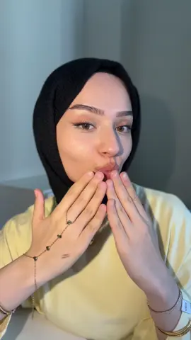 kaşlarım saatlerdir taş gibi ve elime sürdüğüm ayınlatıcı yıkamama rağmen çıkmadı kızlarr koşunn @Maybelline NY #maybelline #prgift #hediye #makeup #tutorial 