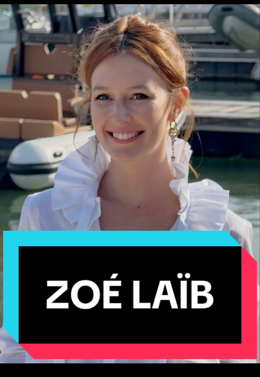 La comédienne Zoé Laïb, alias Apolline Deboisier dans la série Plus Belle La Vie Encore Plus Belle était sur le port de La Rochelle vendredi dernier, pour une séance shooting avec les photographes et les fans venus en nombre pour rencontrer leurs acteurs favoris 📸💛  © Coralie BOOM COEUR  • • #zoelaib #apollinedeboisier #plusbellelavie #pblv #seriefrancaise                        