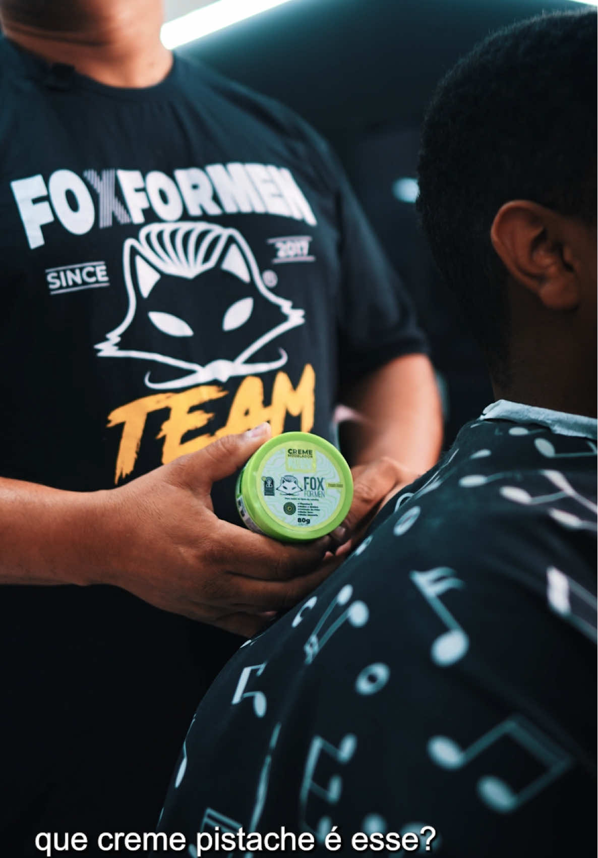 💈 No jogo das barbearias, quem cria tendência é a Fox For Men. Fomos os primeiros a lançar o Creme Modelador Pistache no Brasil e já sabemos… a fila da cópia tá se formando. 👀✂️ 👉 A concorrência pode até tentar imitar, mas igual ao nosso ninguém faz. 🔥 Garanta o seu agora no site: www.foxformen.com.br #FoxForMen #Barbearia #CosméticosMasculinos #CremeModelador #Pistache 