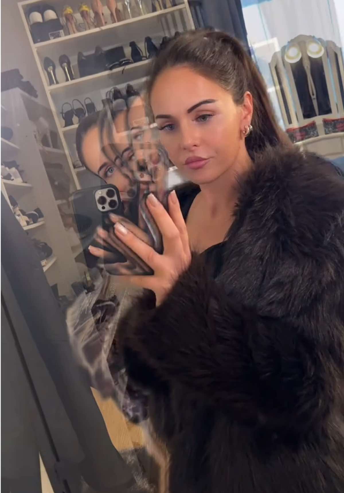 Ladys rennt zu @BERSHKA 🥵😍  Diese Jacke 🤌🏽 Must have für uns alle ✨😮‍💨 #highheels#fauxfur#fyp