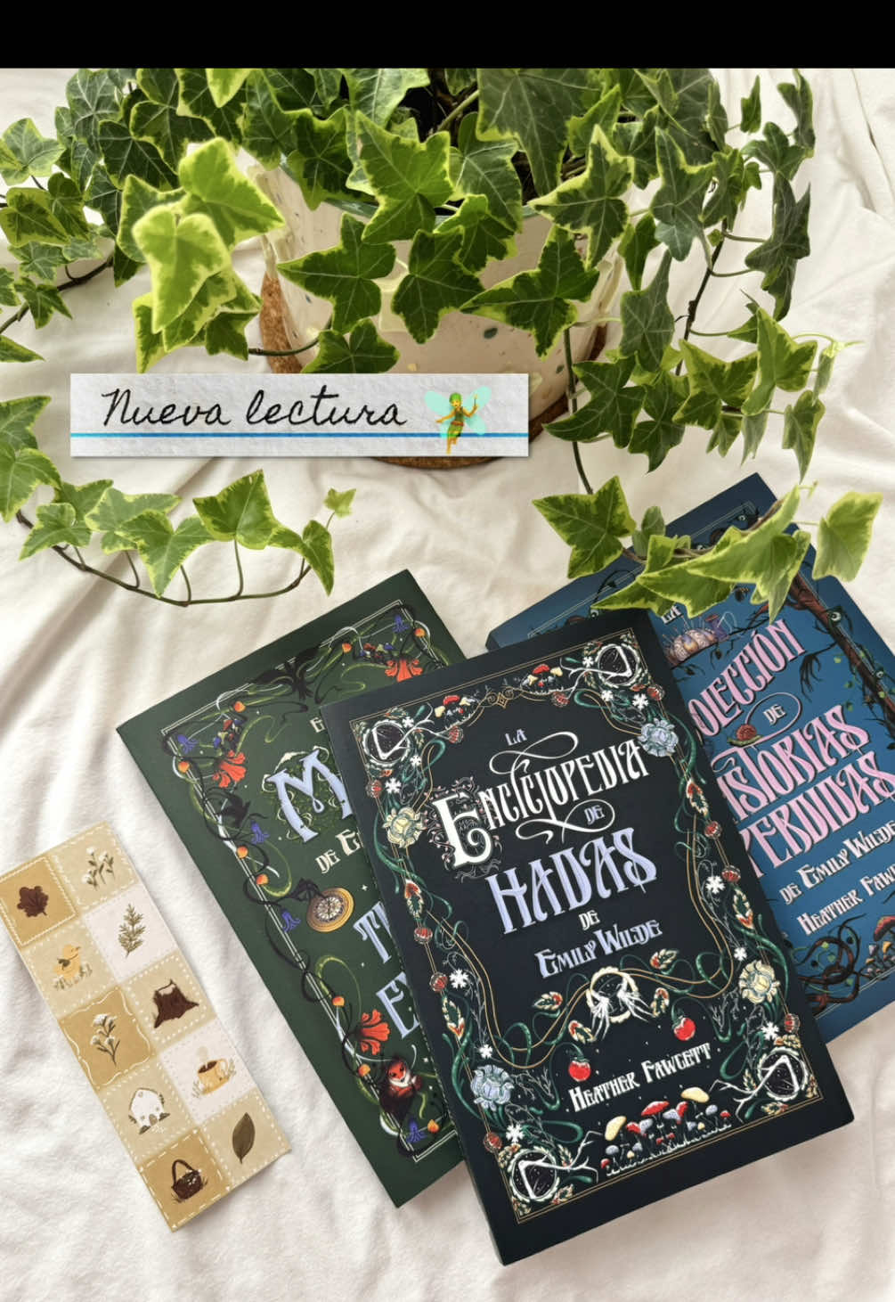 Partiendo el otoño con mi nueva lectura 🧚🍂   #emilywildesencyclopaediaoffaeries #emilywildesmapoftheotherlands #romancereader #fantasyromance #BookTok 