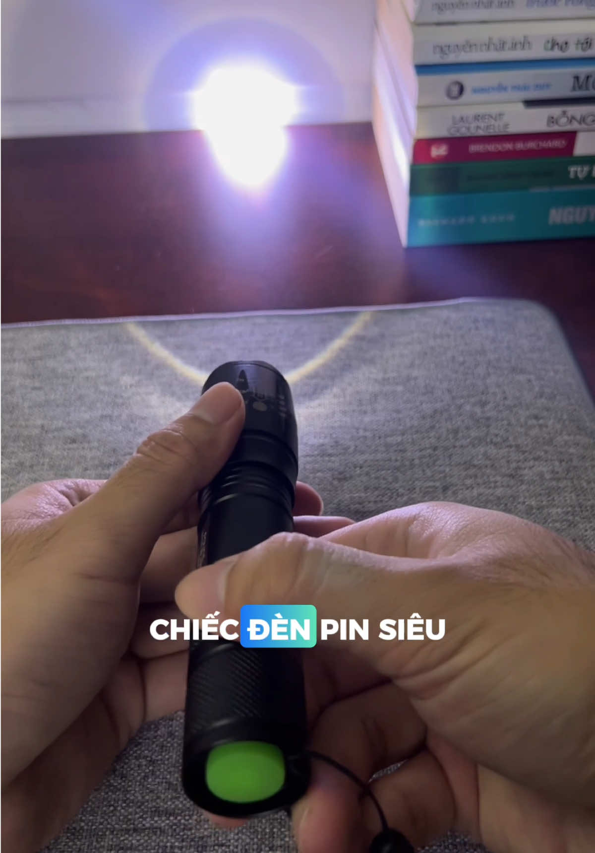 Đèn Pin mini Siêu sáng XML-T6 giúp đi đêm yên tâm #denpinminisieusang #xmlt6 #phuwinreview #xuhuong 