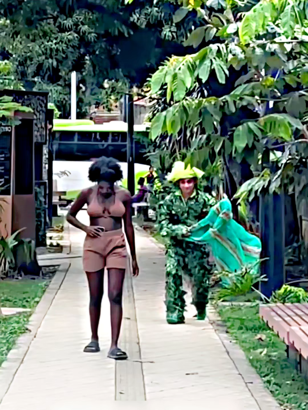 El arbusto divertido 🤣🌳 #broma #humor #comedia #viral