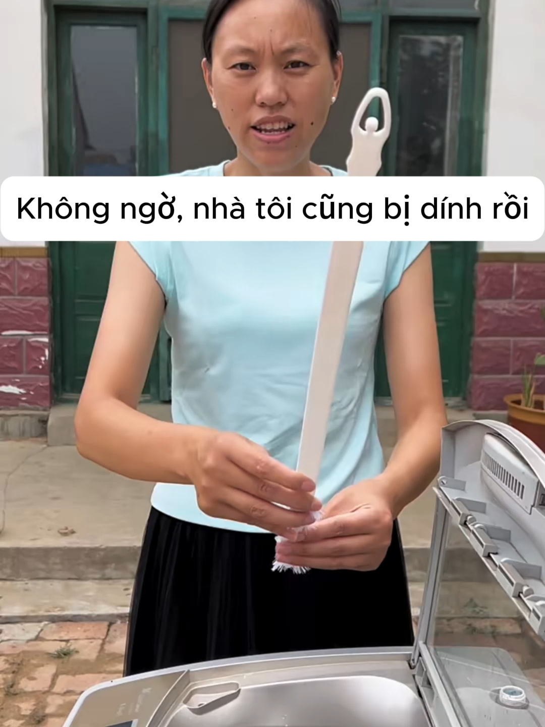 Chỉ cần vài phút, cọ lồng giặt giúp bạn làm sạch mọi ngóc ngách trong máy giặt, loại bỏ cặn bẩn và mảng bám. Đơn giản, hiệu quả, và tiết kiệm thời gian! #CleaningHacks #TikTokMadeMeBuyIt