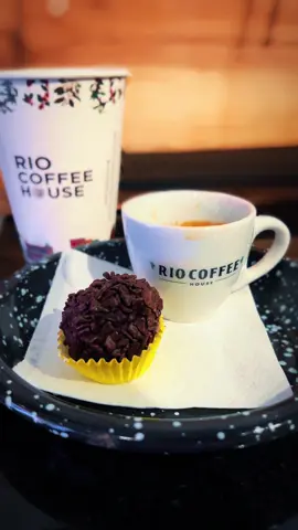 If you are visiting Cristo at Rio de Janeiro, this coffee shop it’s at the corner of, they are amazing. And order the brigadeiro, thanking me later 🤎🤤 #coffeeshop #riodejaneiro #braziliancoffee #brigadeiro #PlacesToVisit 