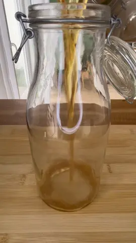 🌿 Détox foie & vésicule biliaire : ma recette aux plantes médicinales 👉 Préparation des mélanges : 	•	Décoction (à bouillir doucement, réduire d’¼) : • Aubier de tilleul : 200 g • Racine de pissenlit : 100 g • Chiendent : 150 g 	•	Infusion (à ajouter après décoction, 10 min) : • Artichaut : 100 g • Chardon-marie : 50 g 👉 Préparation d’1 litre de tisane : 	•	Prendre 40 g du mélange décoction 	•		•	15 g du mélange infusion 	•	Faire bouillir le premier, réduire d’¼ 	•	Ajouter le second hors du feu, laisser infuser 10 min 	•	Filtrer et boire ¾ de litre par jour en journée. ✨ Cure : 10 à 20 jours, à renouveler 2 à 4 fois par an. 🌱 Bienfaits : ✅ Détoxifie le foie et la vésicule biliaire ✅ Favorise l’élimination des toxines ✅ Soutient la digestion et le confort hépatique #detox #vesiculebilliaire #foie #plantesmedicinales #remedenaturel 