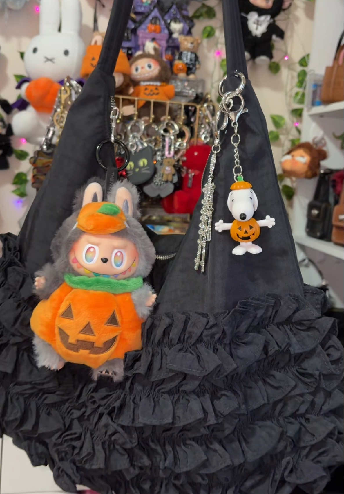 Here’s my bag of the day 🎃 Just want to say thank you to everyone for being here Thank you for 60k ✨❤️ #bagoftheday #baggu #whatsinmybag 