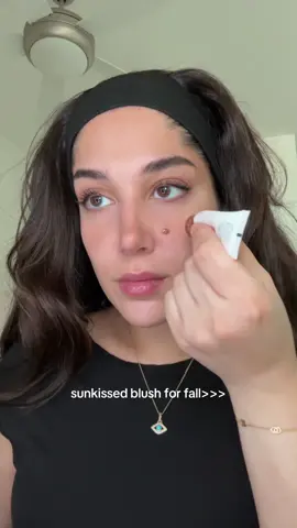 are we still doing sun-kissed makeup in fall? @Glossier liquid bronzer in Dune @rhode skin pocket blush in freckle ☀️#sunkissedmakeup #sunkissed #rhodeskin #rhodeblush #glossier 
