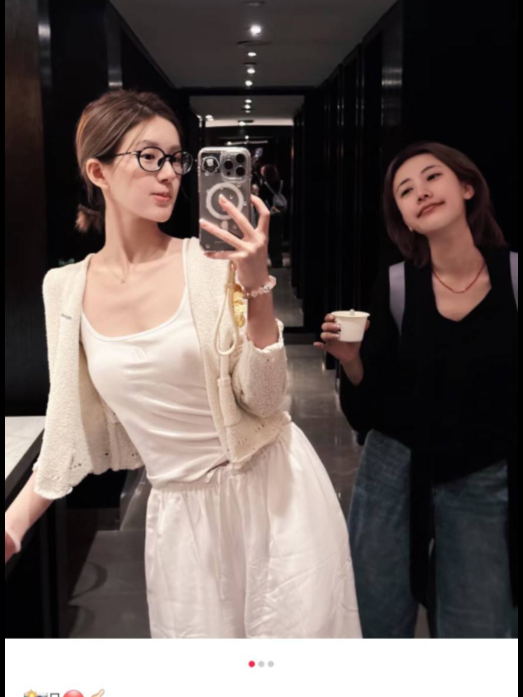 เพื่อนน้อง มาอัพรูปยัยน้องใน xhs ..รูปเซลฟี่หน้ากระจก ก็มา.. เหมือนกัน แถมท่าโพส ก็เป๊ะมาก .. น้องสอนพี่ใช่มะท่าถ่ายแบบนี่ 🤣🤣  ☺⭕🌹 ใครจะเกินพวกเขาได้ล่ะ ยอมมมมม #ChenZheyuan #จ้าวลู่ซือ #แอบรักให้เธอรู้ #บ้านนิยาย💙💜 #yuanlufanclub 