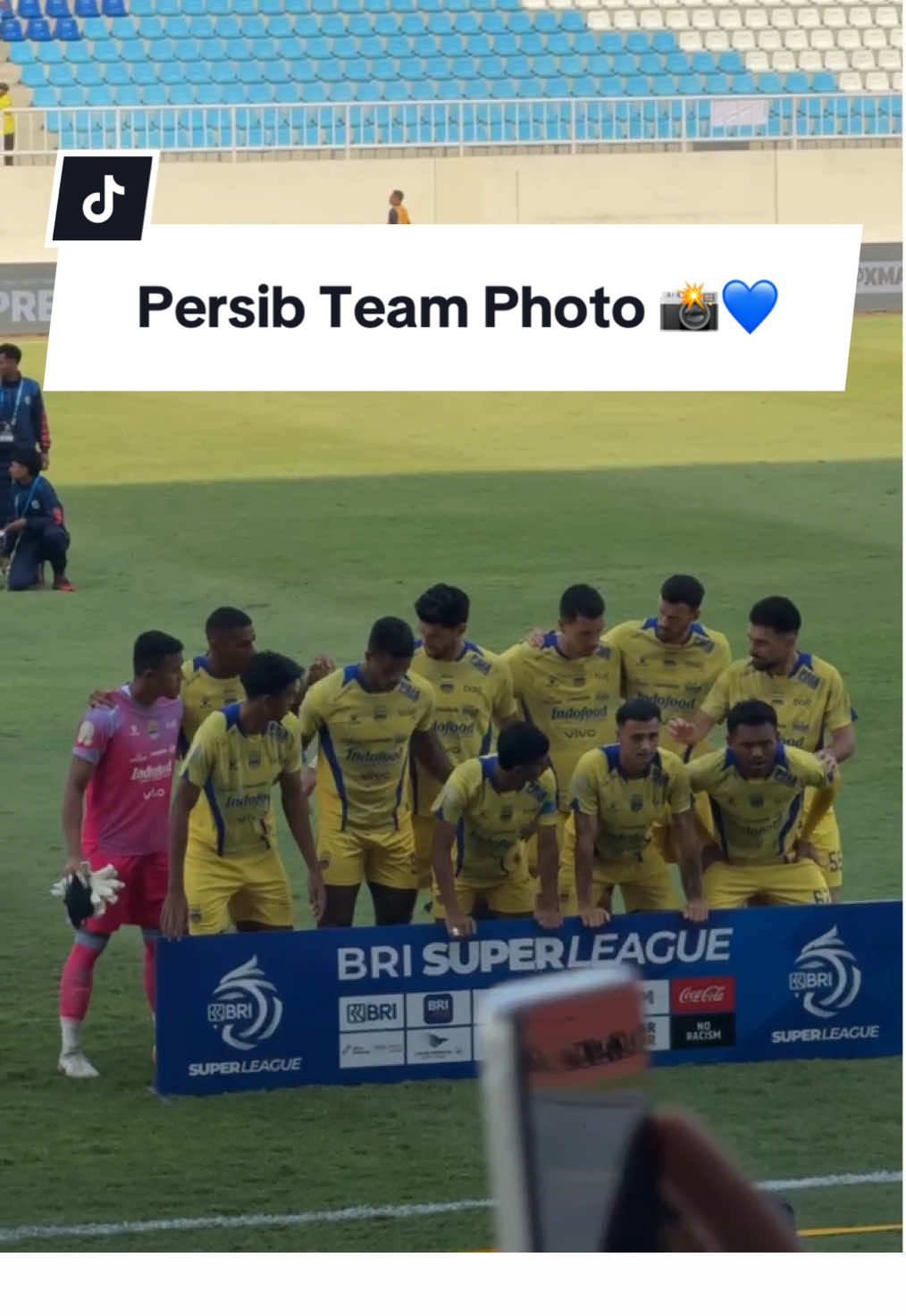 The official team photo session for Persib Bandung before kickoff at Kanjuruhan. A moment of pride, unity, and identity before entering the battlefield against Arema FC! #AremaFC #PersibBandung #SalamSatuJiwa #Aremania #Bobotoh    Monday, 22 September 2025 Kanjuruhan Stadium
