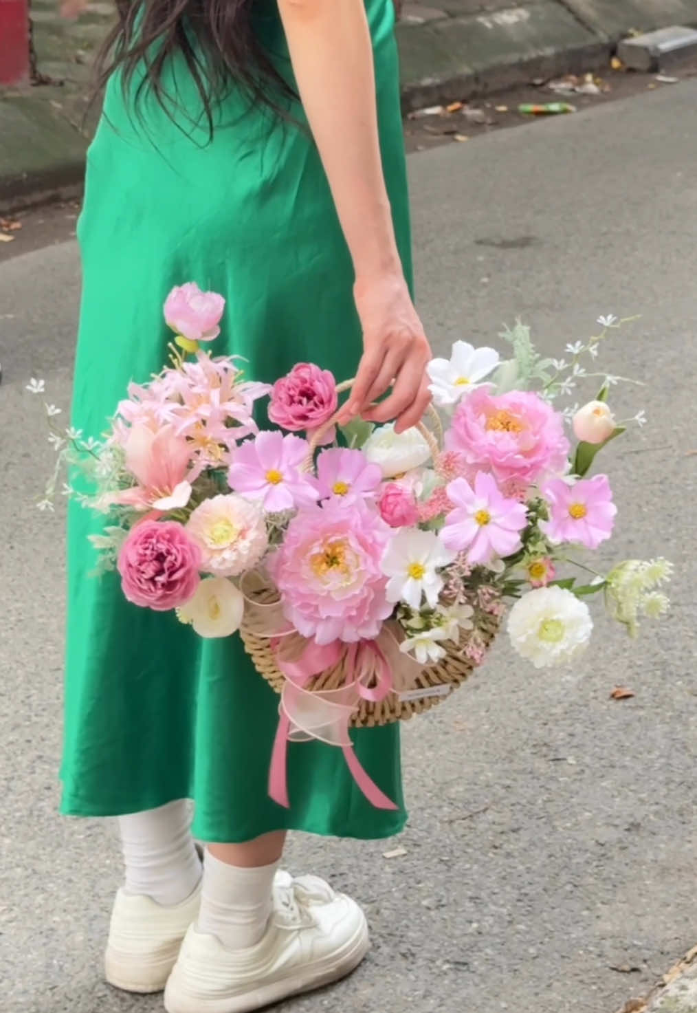 20/10 ngày càng gần, Nora gợi ý mẫu giỏ hoa lụa tone hồng nhẹ nhàng, bay bông 🥰 mang đi biếu cũng vô cùng dịu mắt, sang mà tặng người thương cũng ko hề bị sến , già nạ 🥰🥰🥰 thơ vô cùng 💕