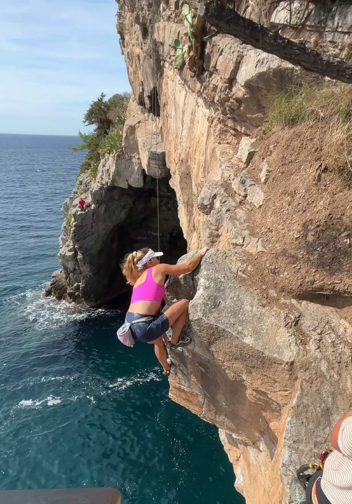45ft to the top with no ropes to catch your fall 👀🌊 🧗‍♀️: @Sasha DiGiulian  🎥: Laura Pineau  #climbing #rockclimbing #adventure #redbull #givesyouwiiings