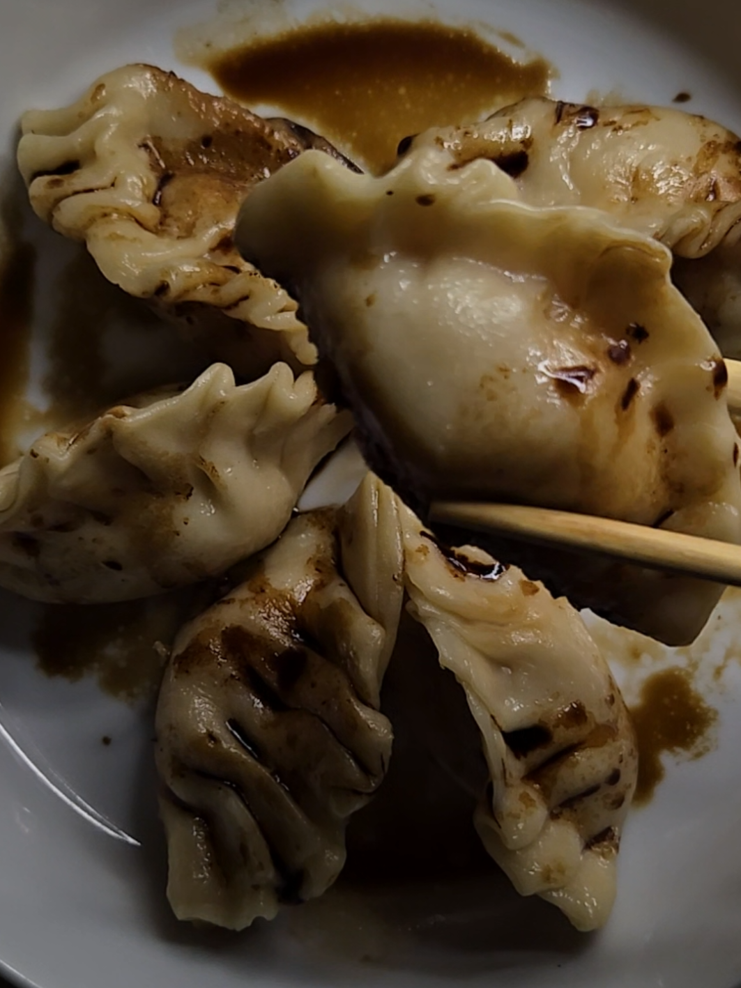 Recipe - Filling  * Chicken mince * Crushed garlic - 1 tbs * Chilli - 1 tbs * Herbs  * Olive oil - 1 tbs * Spices of choice  Mix everything together ✨️ Dumplings * Flour - 2 Cups * Warm water - 160ml Knead for 3 minutes and let it sit for 1 hour before rolling it out. Add some oil to a pan, add the dumpling for 1-2 minutes  then add 1/2 a cup of water and close the lid and allow it to steam for 10 minutes, remove from pan and enjoy with a a soy sauce of your liking 😊 Should make roughly +-25 dumplings 🥟 #steameddumplings  #watchtillend  #EasyRecipe  #trendingrecipes 