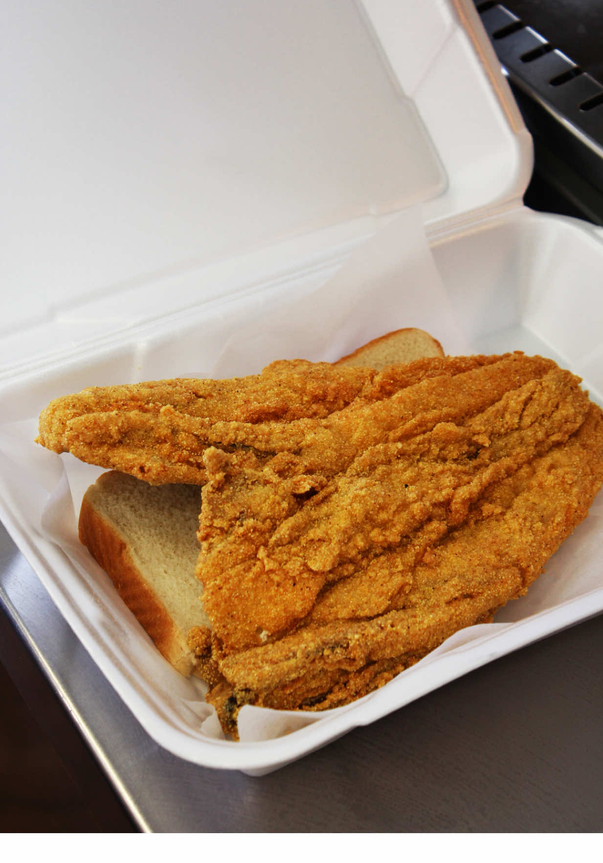Do we cook chicken & fish in the same grease? 🤨 #restaurant #cooking #cook #kitchen #friedchicken 