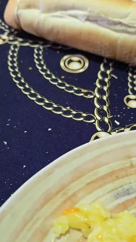 el GORDOOOO feliz con su terrible sanguche antes de ir ala escuela 🏫 