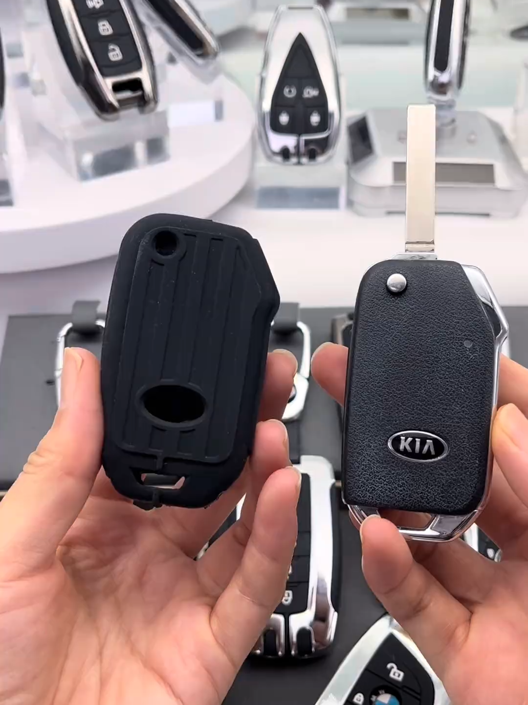 🔑✨ Ốp chìa khóa ô tô hợp kim – Sang trọng, bền bỉ, đẳng cấp! ✨🔑 ✔️ Chất liệu hợp kim sáng bóng – sang trọng, chắc chắn. ✔️ Bảo vệ chìa khóa khỏi va đập, trầy xước. ✔️ Thiết kế tinh tế, vừa khít theo từng dòng xe. ✔️ Cầm chắc tay, tăng độ đẳng cấp cho chủ xe. ✔️ Nhiều mẫu mã, màu sắc thời thượng để lựa chọn. #️⃣ #ỐpChìaKhóaÔTô #PhụKiệnÔTô #ĐồChơiXeHơi #ỐpChìaKhóaHợpKim #XeSangTrọng