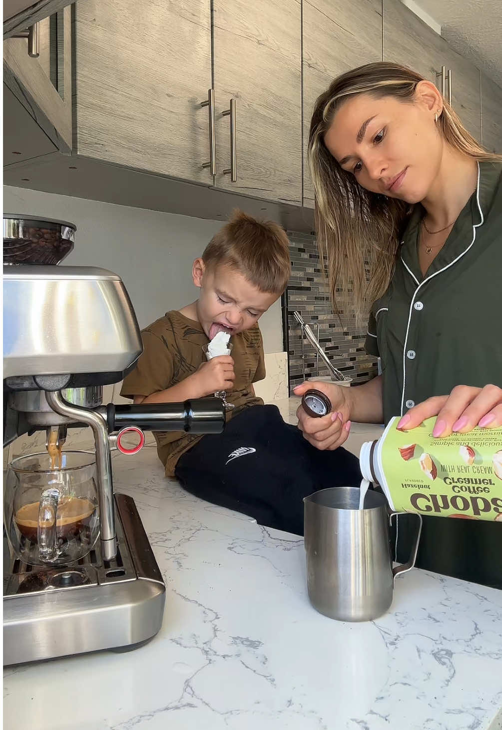 Coffee always taste better with @Chobani 😋 ☕️ #morningsunshine #coffeeathome #chobani #espressoathome 