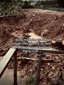 Bỗng một hôm tựa lưng ngắm nhìn bầu trời xa xăm  .. ta lại nhớ về những năm tháng cũ kĩ..,,