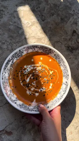 🍅🥪 Soupe de tomate réconfortante & grilled cheese dégoulinant ✨ La recette parfaite pour survivre au retour de l’automne 🌧️ Ingrédients (2 personnes) * 6 tomates bien mûres 🍅 * 1 échalote * 1 petit morceau de gingembre frais (env. 2 cm) * 2 càs d’huile d’olive * 1 càs de paprika * 1 càc d’origan * Sel, poivre * 40 g de chèvre cendré 🧀 * 2 càs de crème fraîche * 1 càc de graines de sésame 👉 Pour le grilled cheese : * 4 tranches de pain de campagne * 2 càs de beurre * 4 tranches de cheddar (ou plus si affinités 😏) Instructions 1️⃣ Préchauffe ton four à 200°C. 2️⃣ Coupe les tomates et l’échalote, ajoute le gingembre râpé. Place le tout sur une plaque, arrose d’huile d’olive, sel, poivre, paprika et origan. 3️⃣ Enfourne 20 min. 4️⃣ Transvase les légumes rôtis dans une casserole, ajoute le chèvre cendré, mélange puis mixe jusqu’à obtenir une soupe bien lisse. 5️⃣ Dans une poêle, fais fondre un peu de beurre, dépose tes tranches de pain garnies de cheddar et laisse dorer jusqu’à ce que ça croustille et que le fromage fonde. 6️⃣ Sers la soupe dans un bol, ajoute un filet de crème et saupoudre de graines de sésame. 👉 Et voilà : une soupe doudou + un grilled cheese bien dégoulinant. Le combo qui rend l’automne carrément supportable ✨
