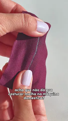 ✨ Costurar malha na máquina doméstica? É possível sim! O ponto que apelidei de microzigzag é um dos segredos para costurar malha com mais segurança e elasticidade. No vídeo eu te mostro como fazer e, no final, ainda deixo uma dica extra: a importância de usar a agulha certa. Minhas agulhas preferidas são a jersey da Schmetz e a barra amarela da Singer 💛 Agora é só colocar em prática no seu próximo projeto: a regata Lara ou a camiseta Kate. 🪡 As agulhas você encontra na @casa_maquinas 📐 E os moldes na minha loja de moldes (link na bio) 👉 Salva esse post pra testar no seu próximo look! ⚠️ Lembrete: esse ponto é uma ótima alternativa para roupas de uso pessoal. mas, se o seu objetivo for comercializar as peças, a overloque continua indispensável. #euamocosturar #costurafacil #costuraemmalha #malha #costura #tutorialcostura #costurando