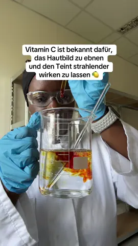 Das kleine Labor-Experiment soll nur veranschaulichen, wie Vitamin C wirken kann.  In der Haut läuft das Ganze natürlich nicht in Sekunden ab, sondern braucht Zeit. Um Pigmentflecken nach und nach zu verbessern, ist eine konsequente Routine über Wochen bis Monate entscheidend. Geduld ist hier das A und O 💜  Unser Pure Bright C7 Serum kann dabei unterstützen, den Teint gleichmäßiger wirken zu lassen.  Erhältlich im hier im TikTok Shop. #pigmentflecke #dunkleflecken #hyperpigmentation #hyperpigmentationtips #darkspots 