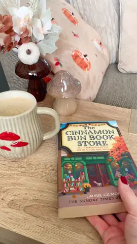 Immediately picked up the second from my bookshelf! 🧡🤎 #thecinnamombunbookstore #thecinnamonbunbookstorelauriegilmore #lauriegilmore #cinnamonbunbookstore #booktoker 
