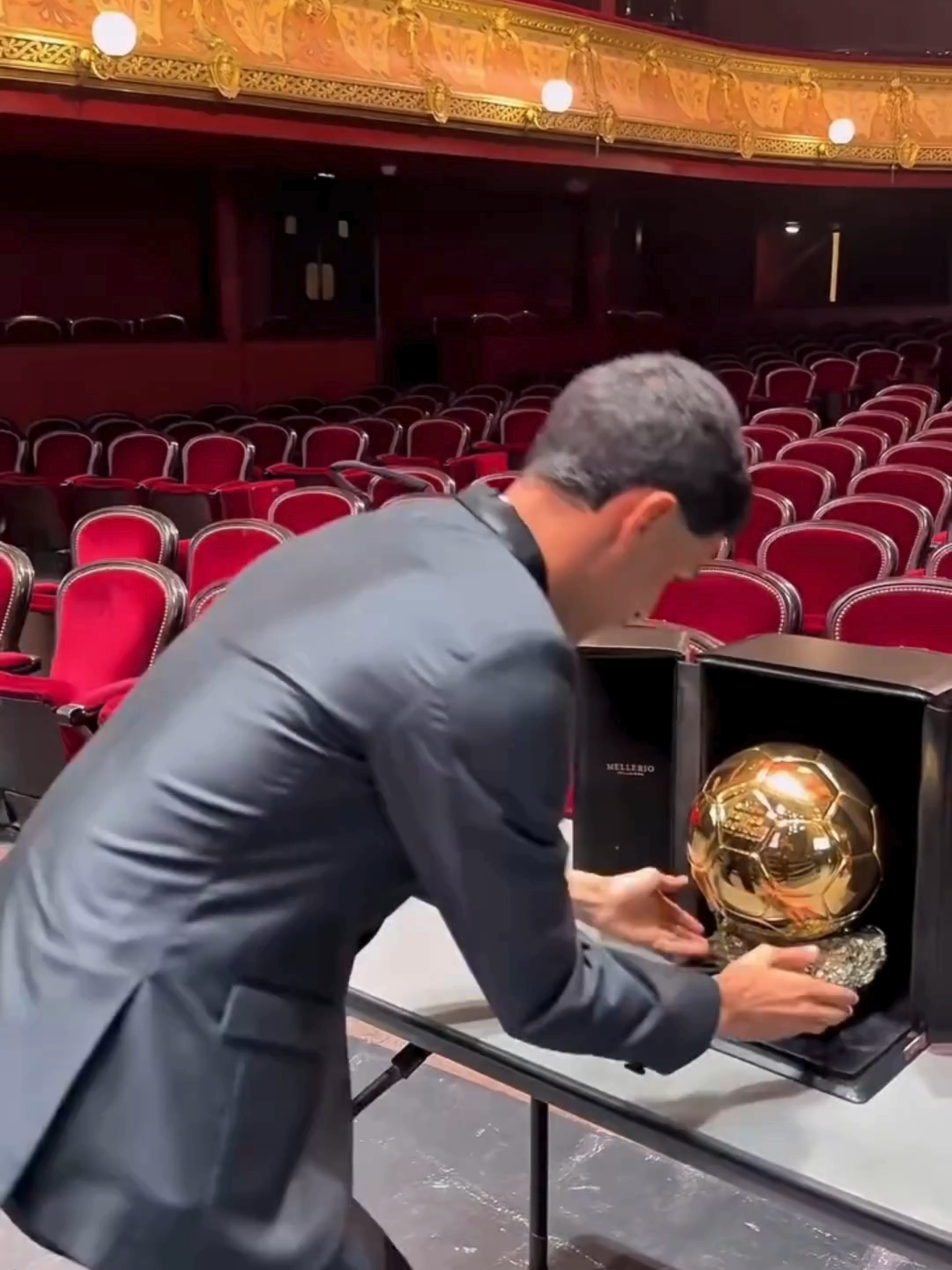Como é a história luva ??? 😳🥵 . . . Quer criar vídeos como esse ? Link na bio! #ia #inteligenciaartificial #memesbr #balondor #boladeouro #luva #luvadepedreiro