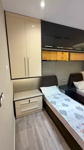 ✨ غرفة أطفال من إنجاز كوزينستا ✨ تصميم عصري يجمع بين الأناقة والراحة 🛏️ سريرين + خزائن علوية + تنظيم ذكي للمساحة 💡 #كوزينستا #غرفة_أطفال #ديكور_جزائري #تصميم_جزائري #الجزائر       