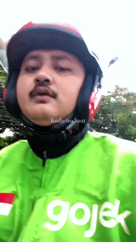 Anak lanang siji-siji ne kudu kuat balungan ne.  #abangojol #storyojol #gojekindonesia #fyp #gojek 