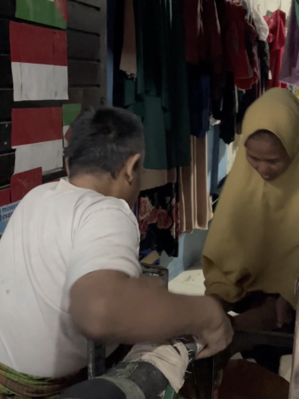 part 2 pak kun 25 tahun hidup di kursi roda, tak membuat Pak Kun menyerah. Setiap hari, ia tetap berjualan meski penghasilan hanya Rp50.000. Lebih pilu lagi, ia dan istrinya hanya bisa makan dengan uang Rp2.000 sehari 😭 Namun di balik kesederhanaan itu, ada keteguhan hati dan cinta yang tulus. Mari kita bantu meringankan beban hidup Pak Kun & istrinya 🙏 🤲 Yuk, berbagi lewat Aplikasi Belas Kasih Download sekarang di Playstore & App Store 📲 #BelasKasih #Sedekah #DonasiOnline #BantuSesama #FYP 