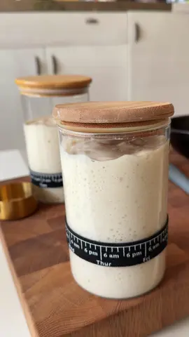 الخميرة الطبيعية: كنز من كنوز الطبيعة احكولي شو اسم خميرتكم وكم عمرها أنا خميرتي اسمها لوسي وعندي خميره عمرها سنه ونص وهاي الي عملتها معكم بالفيديو عمرها بس أسبوعين 😍  راح تعملوا الخميره الطبيعيه ؟؟؟؟ المقادير: 	1.	٣ أكواب ونصف من الطحين. 	2.	٤٠٠ مل من الماء. 	3.	١ كوب من الخميرة الطبيعية. 	4.	١ ملعقة صغيرة من الملح. فوائد الخميرة الطبيعية: 	1.	تحسين عملية الهضم والتقليل من الانتفاخ. 	2.	دعم صحة الأمعاء وتقوية جهاز المناعة. 	3.	زيادة امتصاص المعادن المهمة مثل الحديد والكالسيوم والزنك. 	4.	المساعدة في تثبيت مستوى السكر في الدم لكونها منخفضة المؤشر الجلايسيمي. 	5.	منح الخبز طعماً ألذ وقواماً أطرى. 	6.	حفظ الخبز طازجاً لفترة أطول دون الحاجة إلى مواد حافظة. 	7.	تعزيز صحة القلب والمساهمة في الوقاية من الالتهابات. 	8.	التخفيف من حدة التحسس تجاه الجلوتين لدى بعض الأشخاص. ⸻ ‏Natural Sourdough Starter: A Treasure of Nature ‏Ingredients: ‏	1.	3 ½ cups of flour. ‏	2.	400 ml of water. ‏	3.	1 cup of natural sourdough starter. ‏	4.	1 teaspoon of salt. ‏Benefits of Natural Sourdough Starter: ‏	1.	Improves digestion and reduces bloating. ‏	2.	Supports gut health and strengthens the immune system. ‏	3.	Enhances absorption of essential minerals such as iron, calcium, and zinc. ‏	4.	Helps maintain stable blood sugar levels due to its low glycemic index. ‏	5.	Provides bread with a richer taste and softer texture. ‏	6.	Keeps bread fresh for a longer period without preservatives. ‏	7.	Contributes to heart health and helps reduce inflammation. ‏	8.	May ease gluten sensitivity for some individuals.  #kuwait #شيف_منى #وصفات_سهله #خميره_طبيعية #طبخ 