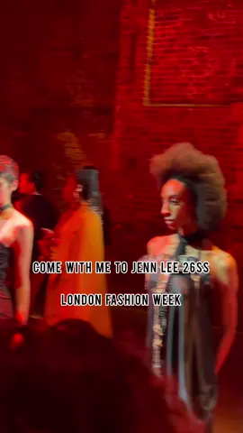 had a great time at Jenn Lee’s 10th Anniversary Show at London Fashion Week yesterday! ❤️‍🔥🔪🖤⛓️ 昨天太好玩了！@jennlee_official 十週年大秀超級精彩… 在倫敦時裝周除了看秀還可以玩VR和現場針灸美容💅💆🏻‍♀️ 完美！ #jennlee26ss #lfw 