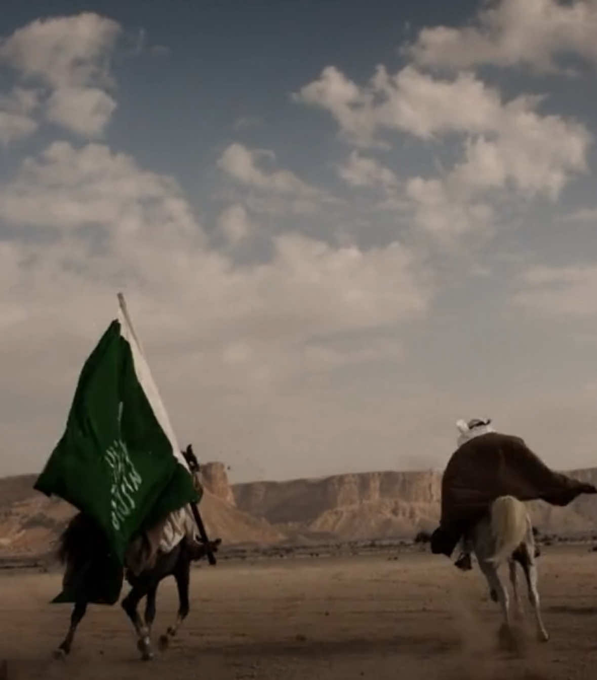 مَا بين الماضي والحاضِر حِكايةُ تطوُّرٍ وازدِهارٍ ، ماضٍ نُفاخرُ بهِ ، وحاضرٌ نَعيشهُ بِكُلِّ اعتزاز .. الحمد لله على نعمة هذا الوطن العظيم جدًّا 💚💚🇸🇦🫡. #عزنا_بطبعنا #اليوم_الوطني95 #93saudinationalday #السعودية #saudiarabia #fyp #🇸🇦 