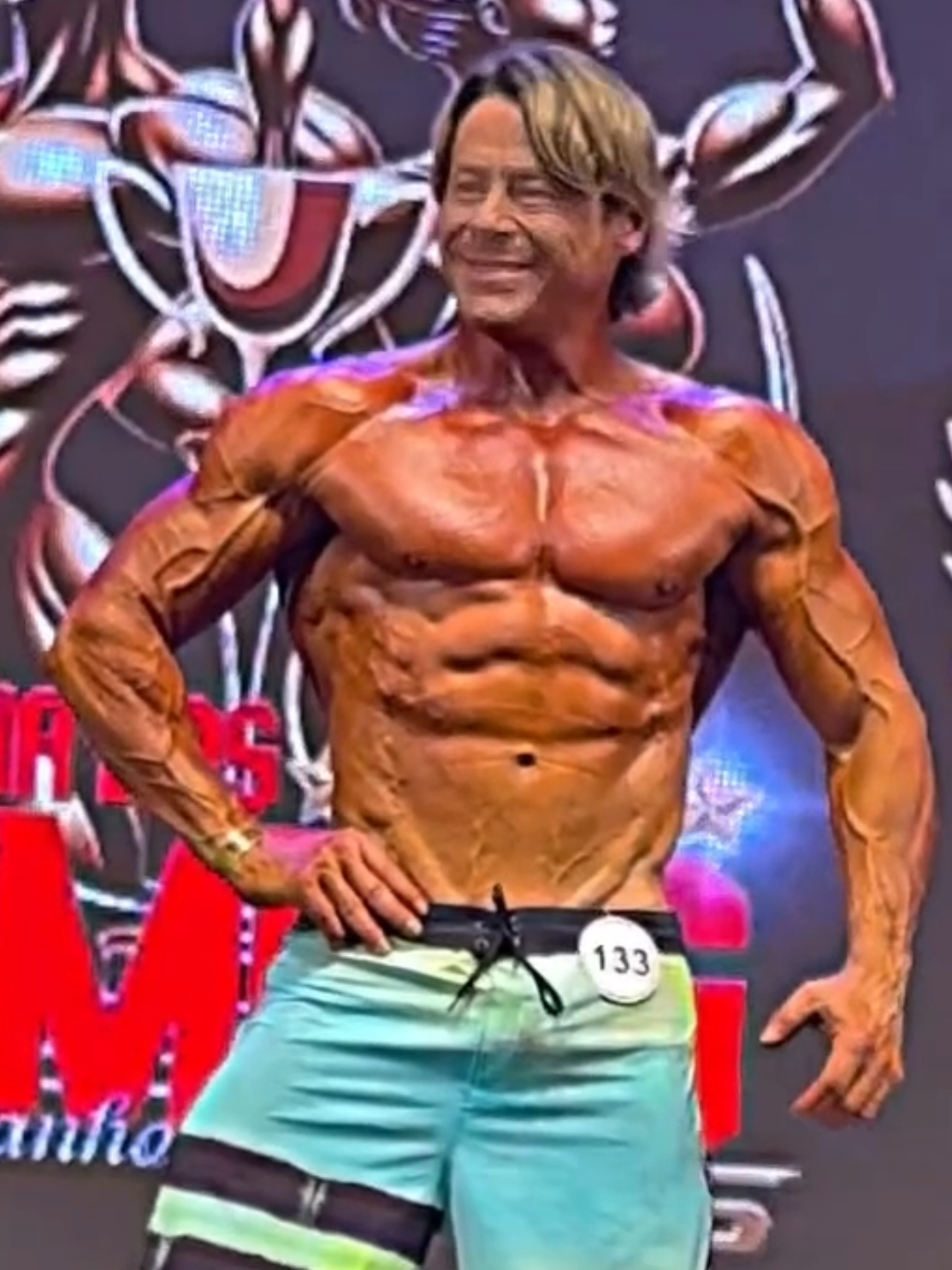 O ator Theo Becker, aos 48 anos, fez sua estreia no fisiculturismo amador pela IFBB RS. Uma surpresa que movimentou o palco e chamou a atenção do público. Querendo ou não, sua presença traz novos olhares para o esporte e mostra que nunca é tarde para encarar um desafio.#MrOlympia #Fitness #Bodybuilding #Fisiculturismo #IFBB 